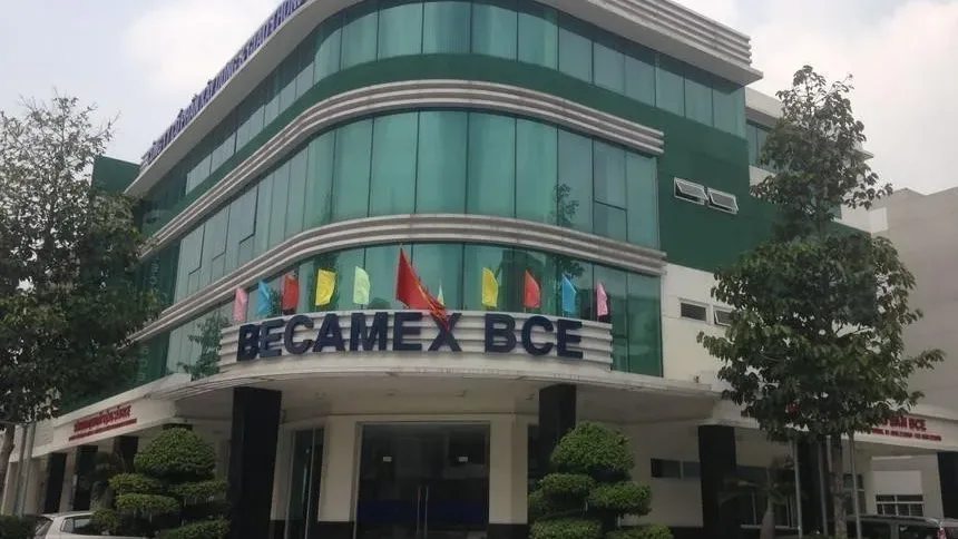 Trụ sở công ty Becamex BCE, tòa nhà kính màu xanh lá có biển hiệu Becamex BCE ở Bình Dương