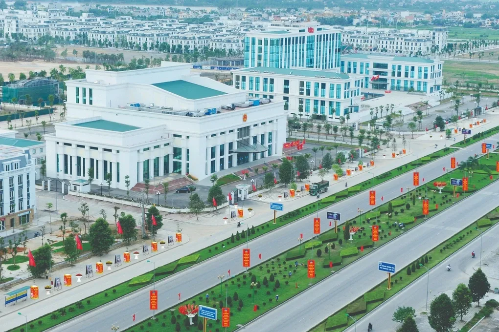 Tòa nhà trụ sở hành chính tỉnh Thanh Hóa cạnh trục đường lớn trang hoàng cờ hoa nhìn từ trên cao