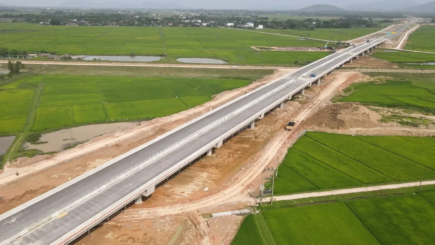 Tuyến đường trên cao đang hoàn thiện giữa cánh đồng gần thị xã Kỳ Anh, Hà Tĩnh