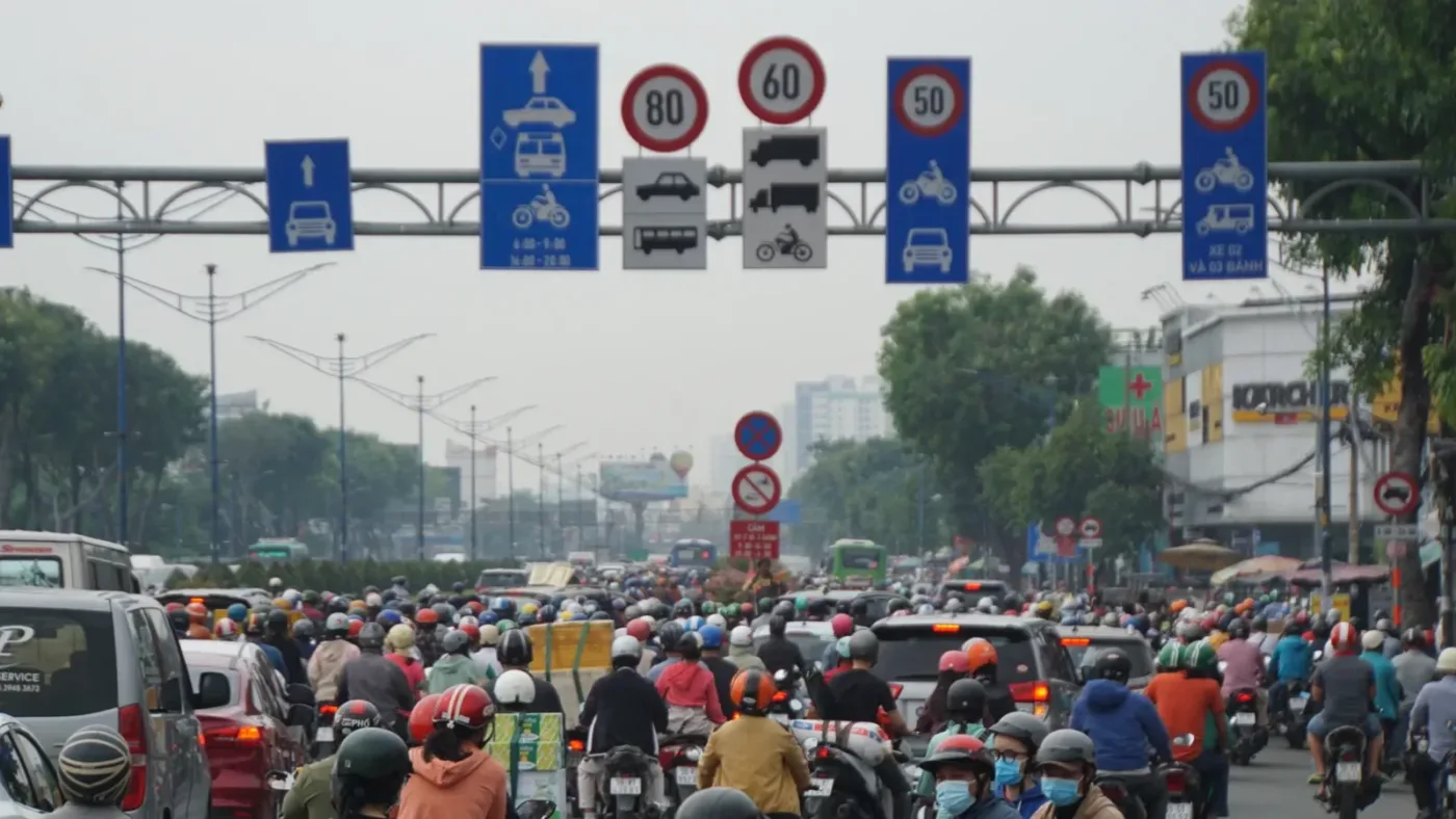 Dòng xe máy và ô tô đông đúc, ùn tắc dưới biển báo giao thông trên trục Trường Chinh – Cộng Hòa, TP.HCM